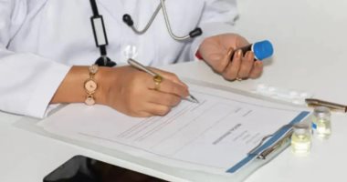 ما بتعرفش تقرأ الروشتة.. الهند تلزم الأطباء الكتابة بوضوح