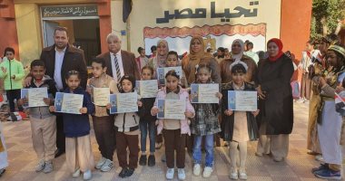 وكيل تعليم الأقصر يتابع برنامج تنمية مهارات اللغة العربية ويكرم معلمي الصفوف الأولى.. صور