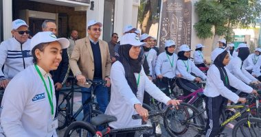 محافظ قنا يشارك في ماراثون دراجات للفتيات دعمًا لقضايا المرأة 