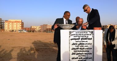 محافظ أسوان ونقيب عام المهندسين يضعان حجر أساس النادى الاجتماعى