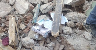 مشاهد حزينة من منزل المنيا المنهار.. الركام يحتضن كراسات المدرسة..فيديو وصور