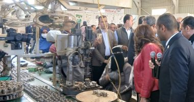 وزيرة التنمية المحلية تشيد بعمل فتيات داخل مصنع أدوات صحية بقنا