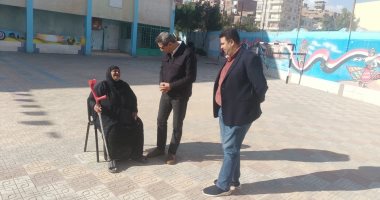 مسنة تستوقف محافظ السويس أثناء تفقده اللجان الانتخابية وتدعوا له
