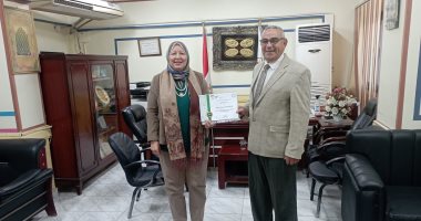وكيل تعليم بنى سويف تهنئ مدير التعليم الفنى لتكريمه من الإدارة المركزية للتطوير 