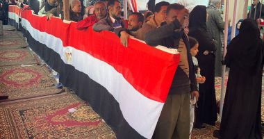 طابور من الشباب والسيدات للتصويت فى جولة الإعادة بلجان الأسمرات.. صور