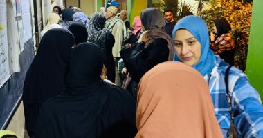 زحام شديد أمام اللجنة الانتخابية بقرية الجعفرية بالشرقية