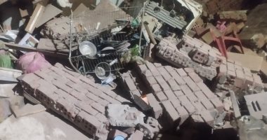 حاول تحذير الأهالى.. انتشال جثة شاب من أسفل أنقاض المنزل المنهار بالمنيا