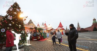 أجواء ساحرة.. أضواء وزينة الكريسماس تحول شوارع موسكو إلى لوحة احتفالية
