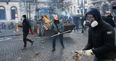 احتجاجات البطاطس تشل بروكسل والجرارات تغلق مبنى البرلمان الأوروبى.. اعرف القصة