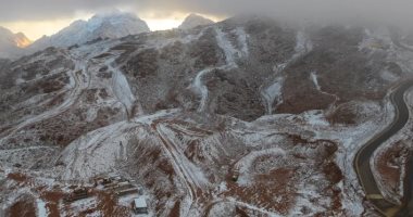 ثلوج نادرة على جبال اللوز فى تبوك بالسعودية تثير تفاعلا واسعا .. فيديو ثلوج نادرة على جبال اللوز فى تبوك بالسعودية تثير تفاعلا واسعا .. فيديو