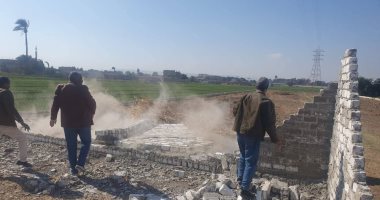 ازالة 10 حالات فورية لتعدى على الأراضى الزراعية بمركز البلينا فى سوهاج