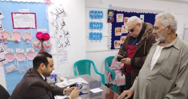 كبار السن والشباب يزينون المشهد الانتخابى فى المطرية 