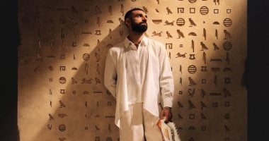 محمد صلاح يحمل الحذاء الجديد