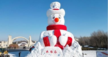 مجسمات رجل الثلج تزين شوارع الصين استعدادا لاستقبال 2026