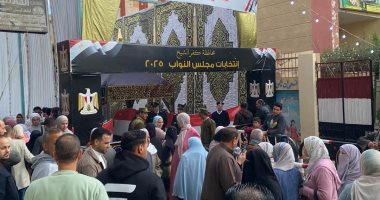 إقبال مكثف من المواطنين للتصويت بلجنة مدرسة الخادمية الابتدائية بكفر الشيخ