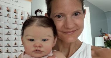 أمريكية تجنى 200 ألف دولار من اهتمامها بمجموعة عرائس.. صور