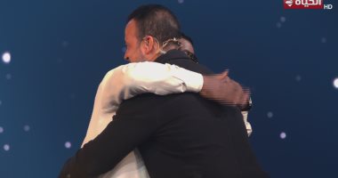 دولة التلاوة.. مصطفى حسنى يترك مقعده ليأخذ بيد متسابق خارج الاستوديو
