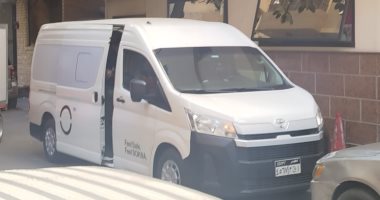 عمر الفيشاوى ينتظر خروج جثمان سمية الألفى من المستشفى 