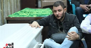 عمر الفيشاوي يقرأ القرآن على والدته سمية الألفي بمسجد مصطفى محمود.. صور 