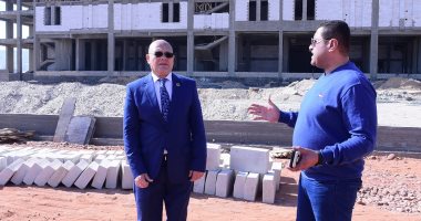 رئيس جامعة سوهاج يتابع العمل بالصالة المغطاة الدولية و4 ملاعب مُهداه من وزارة الشباب