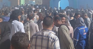 تشييع جثمان الطبيب ضحية الطلق الناري الطائش خلال قافلة طبية بقنا