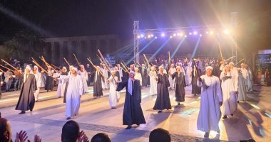 شيوخ التحطيب يبهرون الجمهور في أولى ليالي المهرجان القومى بالأقصر.. فيديو