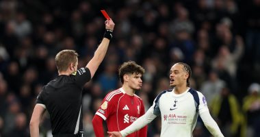 سيمونز يعترض على تلقيؤه طردا في قمة توتنهام ضد ليفربول