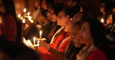 الكنيسة الأسقفية تحتفل بترانيم الميلاد على أضواء الشموع بكاتدرائية جميع القديسين