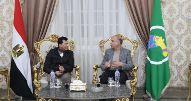 محافظ المنيا يلتقي وزير الشباب والرياضة بديوان المحافظة