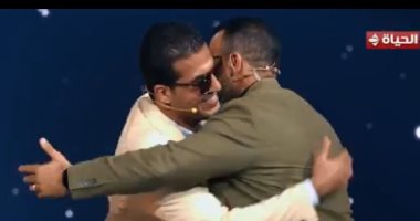 جبر خاطره بحضن وأخذ بيده خارج الاستوديو.. مصطفى حسنى يصطحب متسابقا بدولة التلاوة