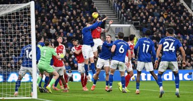 ندية بين لاعبي إيفرتون وأرسنال في قمة السبت