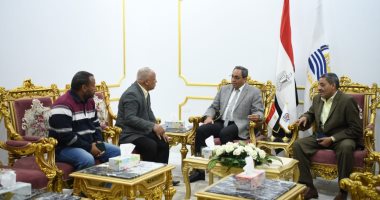 محافظ قنا يبحث مع قيادات مصانع سكر نجع حمادى حماية الأصول الإنتاجية