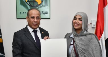 رئيس جامعة القناة يكرم الطالبة روميدا راجى لفوزها فى مسابقة الغناء باللغة الصينية