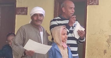 لفتة إنسانية.. تلميذة تقدم شهادة تقدير لعامل بمدرسة فى قنا تقديرا لإخلاصه