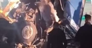 الاستعانة بلودر لرفع آثار حادث سقوط سيارة نقل من أعلى الدائري 