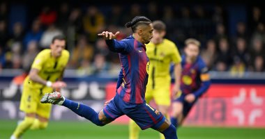 رافينيا لاعب برشلونة يسدد ركلة الجزاء