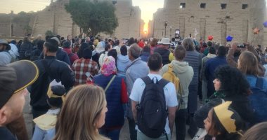 توافد السياح على معابد الكرنك لمتابعة ظاهرة تعامد الشمس على قدس الأقداس