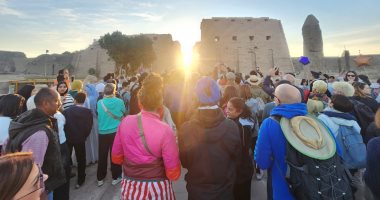 السياح يرصدون تعامد الشمس على معابد الكرنك