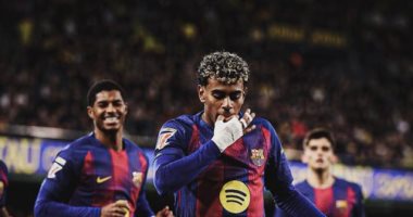 لامين يامال يحتفل بهدف برشلونة الثاني ضد فياريال
