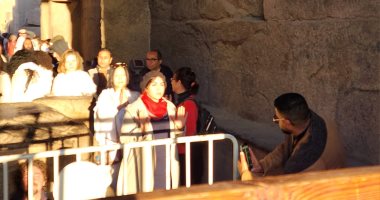 سياح العالم يستمتعون بتعامد الشمس على قدس الأقداس بالكرنك