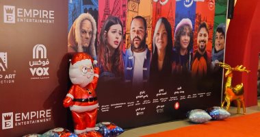 مظاهر الكريسماس تزين ريد كاربت عرض خاص فيلم خريطة رأس السنة