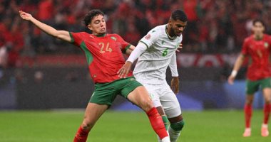 صراع قوى على الكرة فى مباراة المغرب وجزر القمر