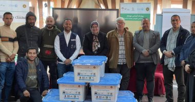 مديرية العمل بسوهاج تسلم 12 حقيبة أدوات للمتفوقين من خريجي برنامج صيانة المحمول