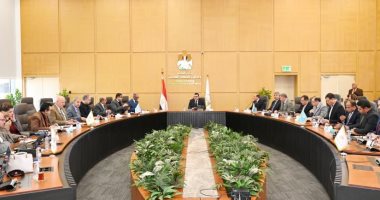 وزير الإسكان يعقد اجتماعا لمتابعة موقف مشروعات حياة كريمة لتطوير الريف المصرى
