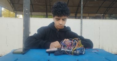 طالب بمدرسة المتفوقين يبتكر قلفز يسهم فى الكشف عن الأمراض العصبية.. صور