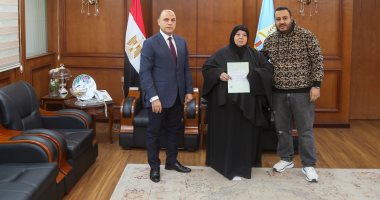 محافظ كفر الشيخ يسلم 8 عقود تقنين أراضى أملاك دولة للمستفيدين 