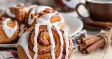 طريقة عمل المعجنات بالقرفة.. تدفيك وتمنحك إحساسا بالشبع 