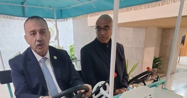 محافظ أسيوط يتفقد نموذج مركبة نقل خفيفة صديقة للبيئة كبديل للتوك توك.. فيديو