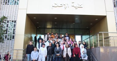 علا الشافعى تحاضر طلاب إعلام عين شمس حول "مستقبل العمل الصحفي في ظل التطورات التكنولوجية" وعميد الكلية تكرمها