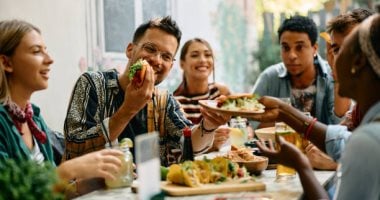 5 أبراج تتحسن حالتها المزاجية بتناول الأطعمة.. أبرزهم برج السرطان